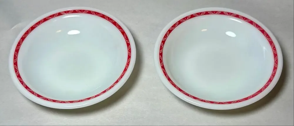 Vtg Pyrex (Corning) Red Laurel Leaf Vitrified Milk Glass 706 Fruit/Saucer Bowl